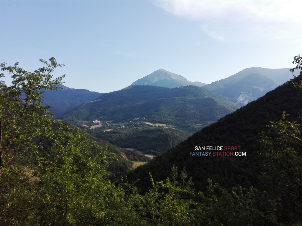 monte-cucco-visto-dalla-strada-di-montebollo